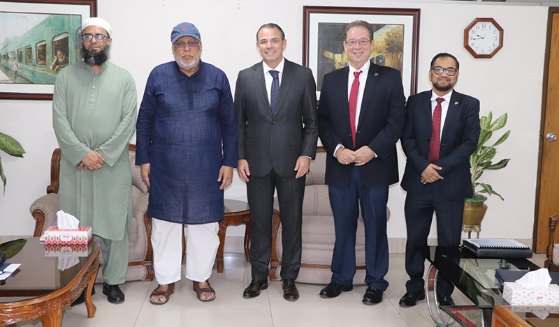Javier La Rosa, Eric M Walker, Chevron Bangladesh Managing Director and President, with Power & Energy Advisor Dr. Fouzul Kabir Khan, Mohammad Saiful Islam,EMRD Secretary, M Rezanur Rahman, Chairman Perobangla, Mr. Ashik Chowdhury, Executive Chairman of BIDA and Lutfey Siddiqi, Special Envoy to Chief Advisor for International affairs